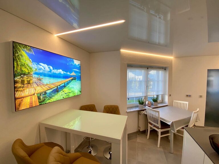 Spanndecke_Kueche_LED_Band_Schattenfuge_Lichtprofil_Wandbild_Lichtdecke Spanndecke Küche Wandbild