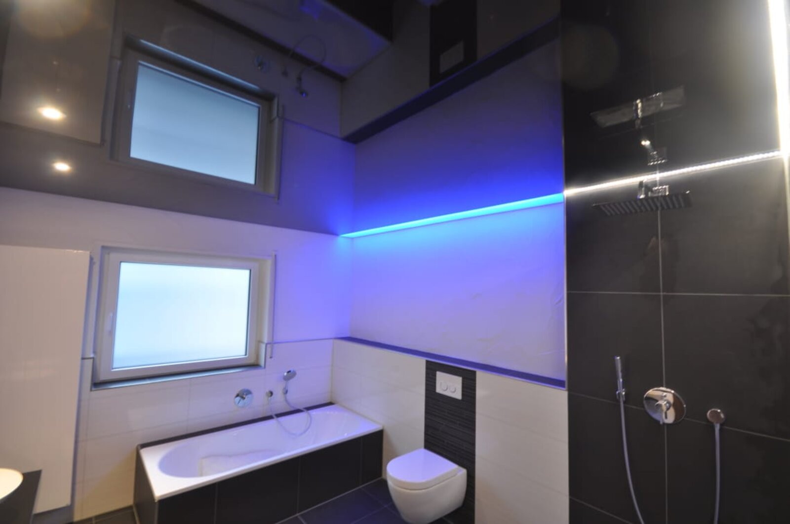 Lackspanndecke in schwarz Hochglanz mit LED-RGB Lichtdecke im Bad, Beleuchtung mit LED-Lichtkanal in der Schattenfuge und LED-Einbaustrahlern