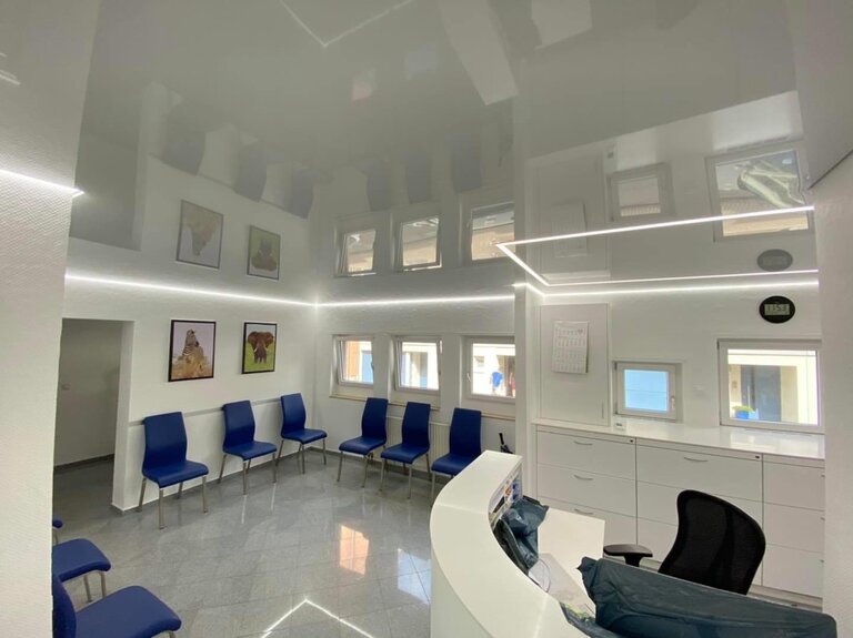 Praxis_Empfangsbereich_Lackspanndecke_LED_kaltweiss Spanndecke Praxis Zahnarzt LED Lichtprofil Lichtleiste Lackspanndecke Empfang