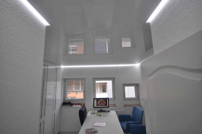 praxis_zahnarzt_lackspanndecke_weiss_hochglanz_led_ledband_pendelleuchte_kaltweiss_deckenleuchte_deckenfeld_arbeitsplatzbeleuchtng_wandbild_bedruckt_spanndecke1 Lackspanndecke Zahnarztpraxis LEDband