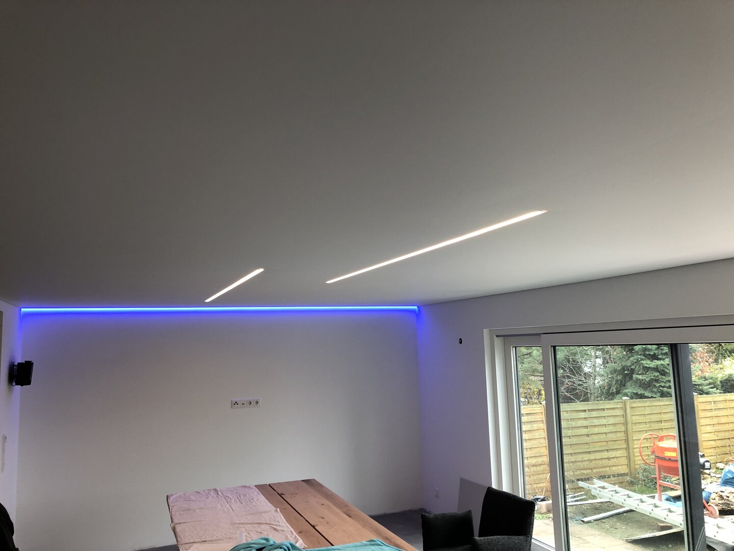 Spanndecke Esszimmer LEDlichtleiste RGB 