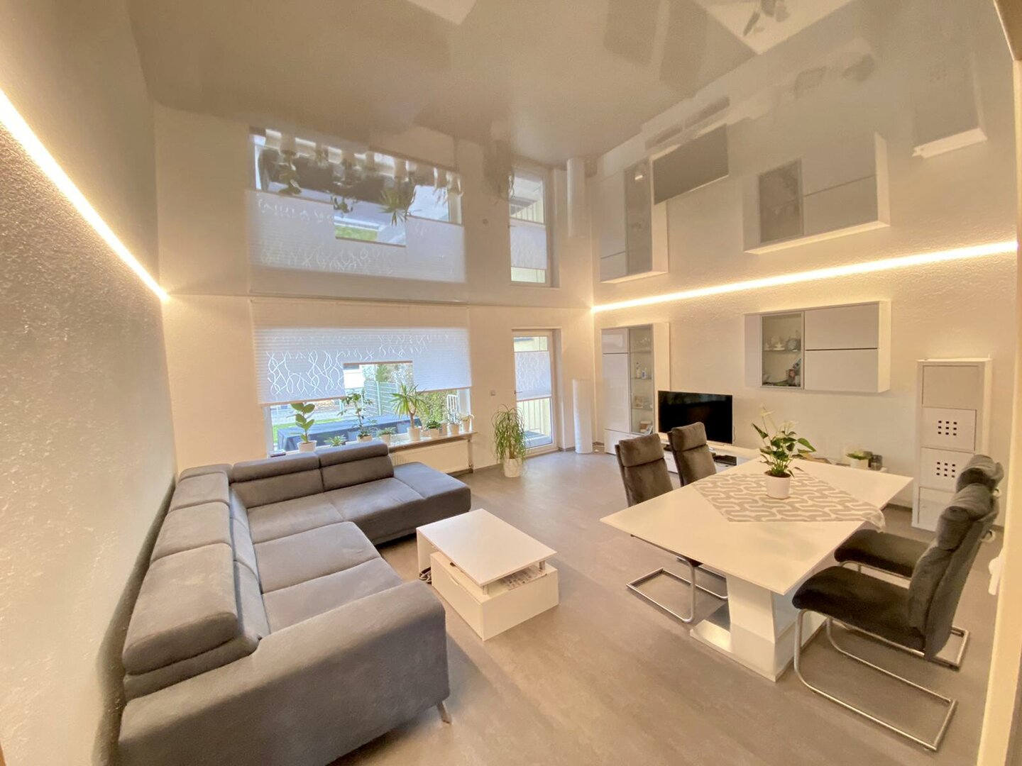 Spanndecke_Wohnzimmer_Esszimmer_LED_Band_Schattenfuge_weiss_Hochglanz Spanndecke Wohnzimmer LEDBand