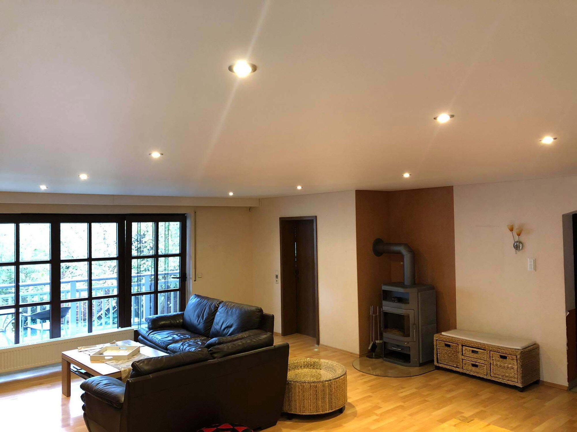 Wohnzimmer_Spanndecke weiss matt_Einbaustrahler Holzdecke Wohnzimmer Renovierung Spanndecke Beleuchtung