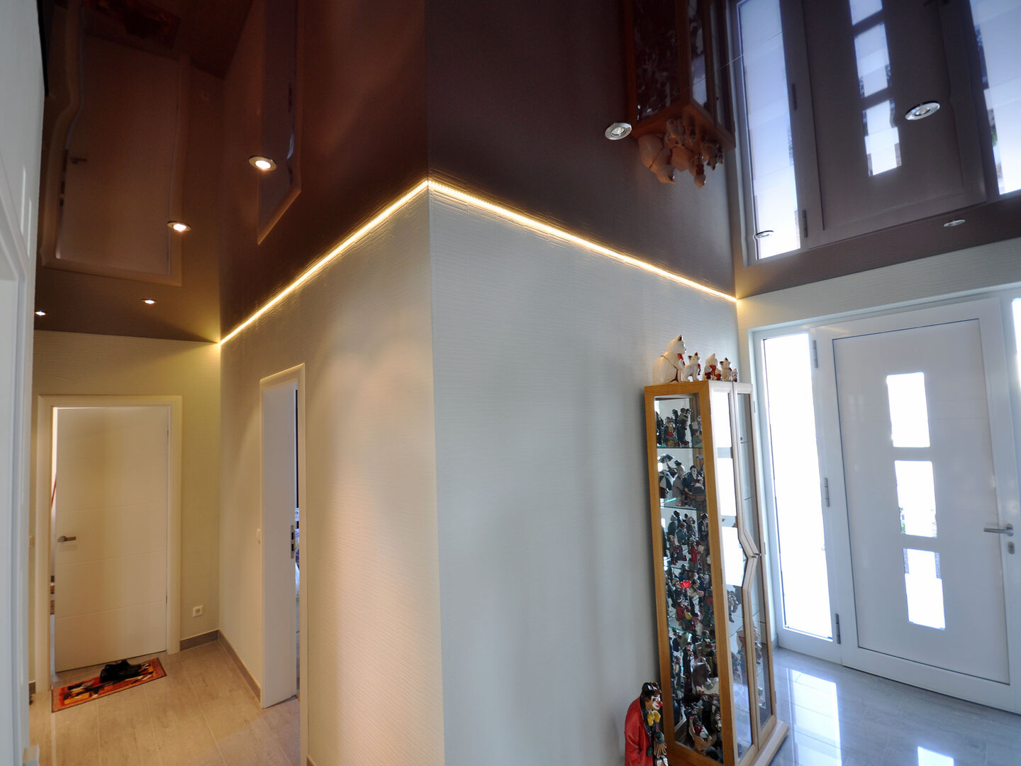 flur_lackspanndecke_bordeaux_hochglanz_led_einbaustrahler_dimmbar Lackspanndecke Flur LEDband Einbaustrahler