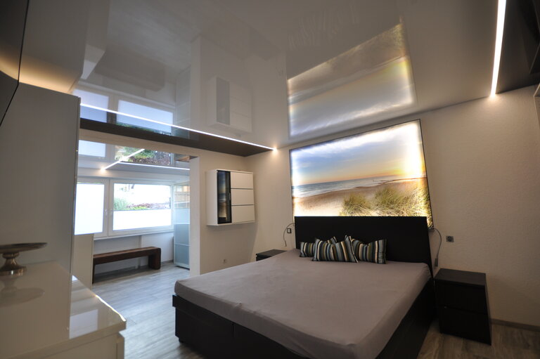 schlafzimmer_lackspanndecke_schwarz_weiss_hochglanz_deckenfeld_led_ledband_sonderprofil_dimmbar_wandbild_bedruckt_motiv_spanndecke Lackspanndecke Schlafzimmer bedruckt Beleuchtung dimmbar