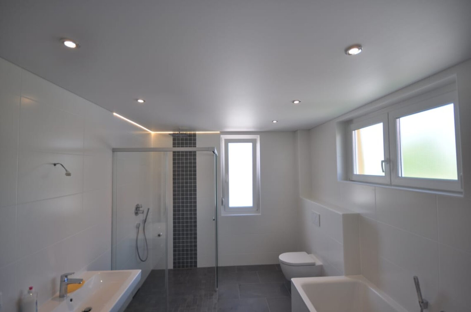 Spanndecke im Bad in weiss matt mit LED Einbaustrahlern und LED Lichtkanal in der Schattenfuge Spanndecke im Bad in weiss matt, Beleuchtung mit LED-Einbaustrahlern und LED-Lichtkanal in der Schattenfuge