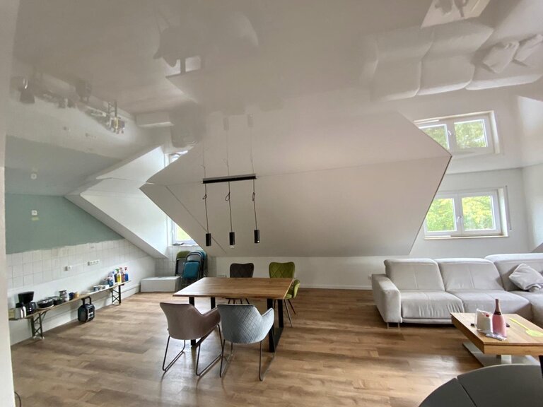 Lackspanndecke_Wohnzimmer_Dachschraege_weiss_LED_Lichtdeiste Lackspanndecke Wohnzimmer Spanndecke Dachschräge LED Lichtleiste