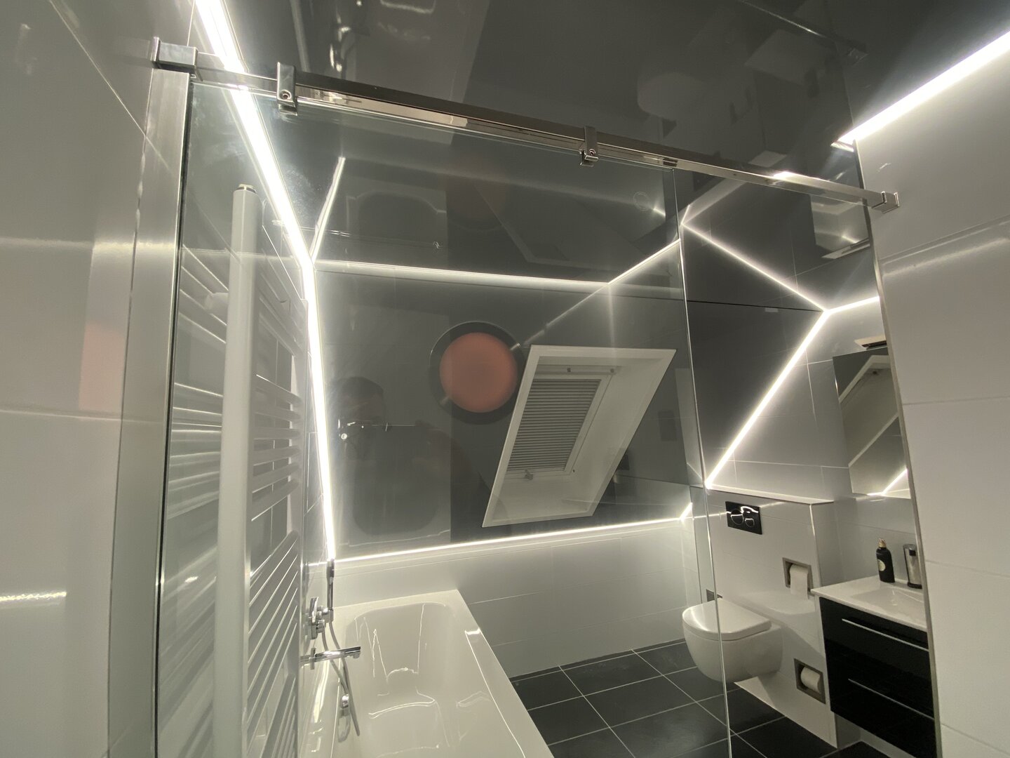 Lackspanndecke Bad Dachschraege LED