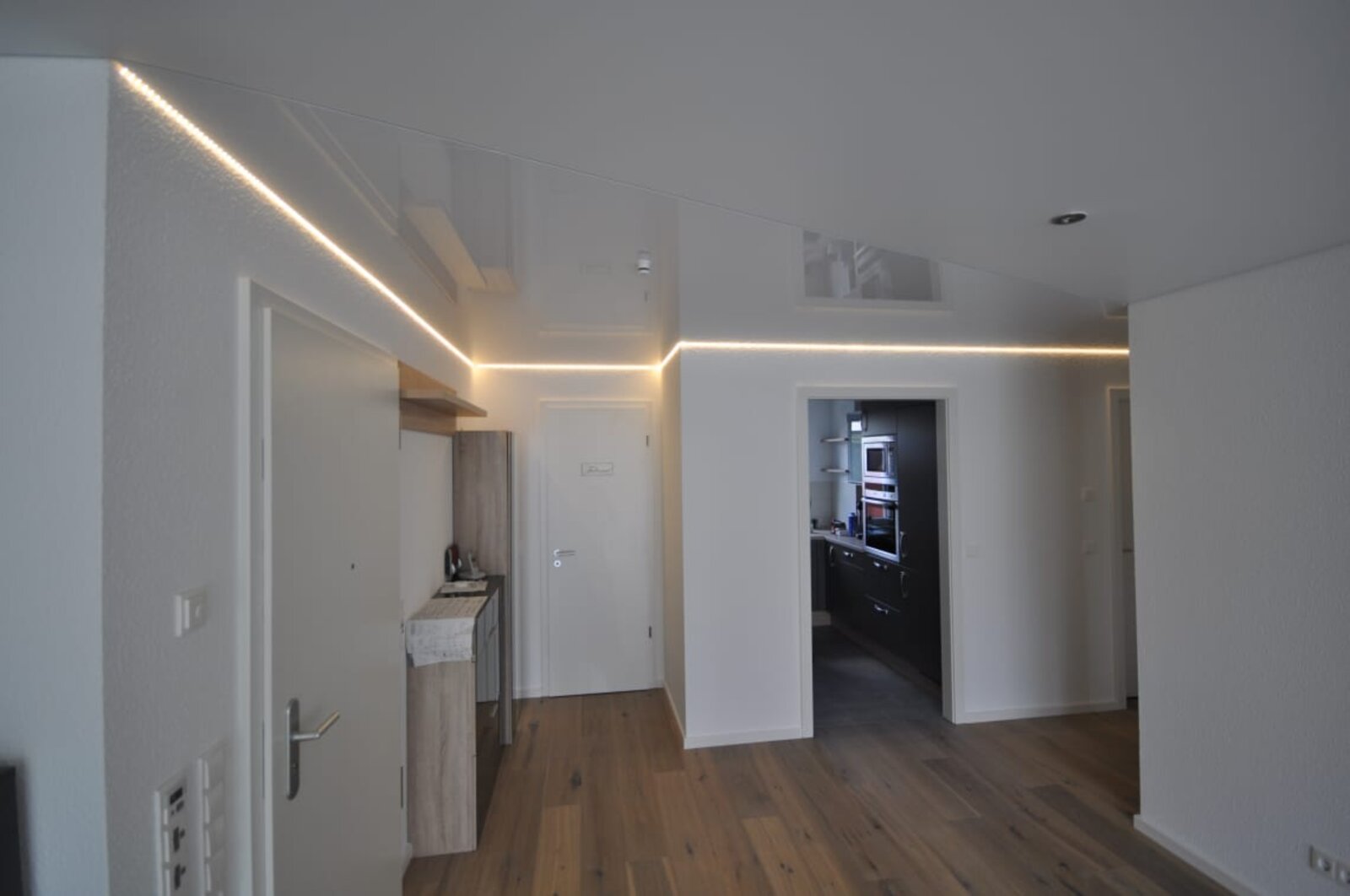 Lackspanndecke im Flur in weiss Hochglanz mit LED-Lichtkanal in der Schttenfuge 