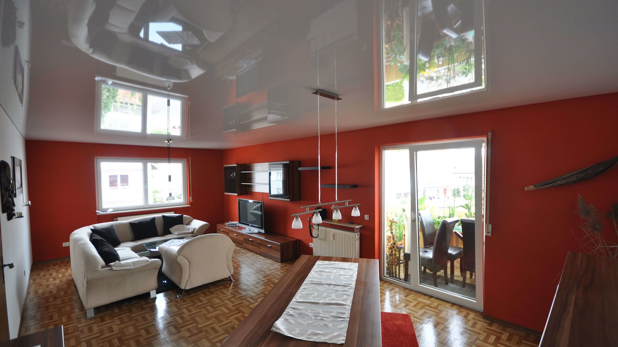 wohnzimmer_lackspanndecke_weiss_hochglanz_led_pendelleuchte_deckenleuchte Lackspanndecke Wohnzimmer Deckenleuchten