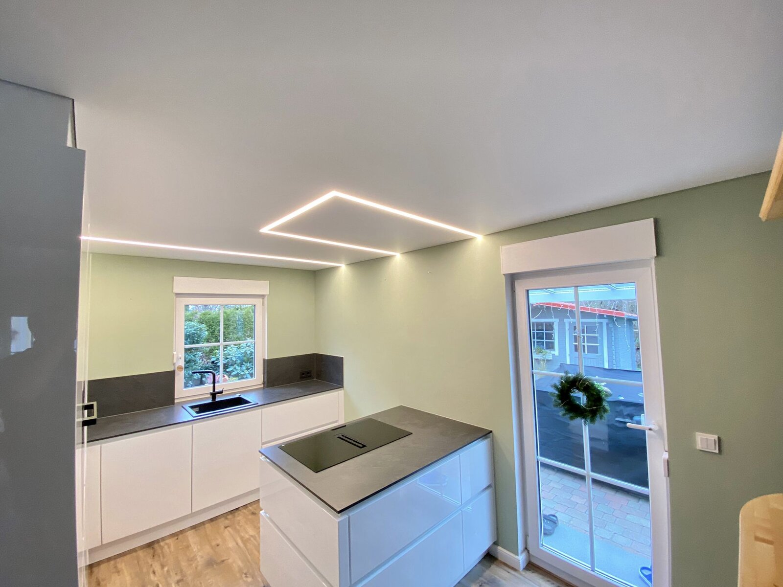 Spanndecke_Kueche_weiss_matt_Deckenfeld_LED_Lichtprofil Spanndecke Küche Deckenfeld