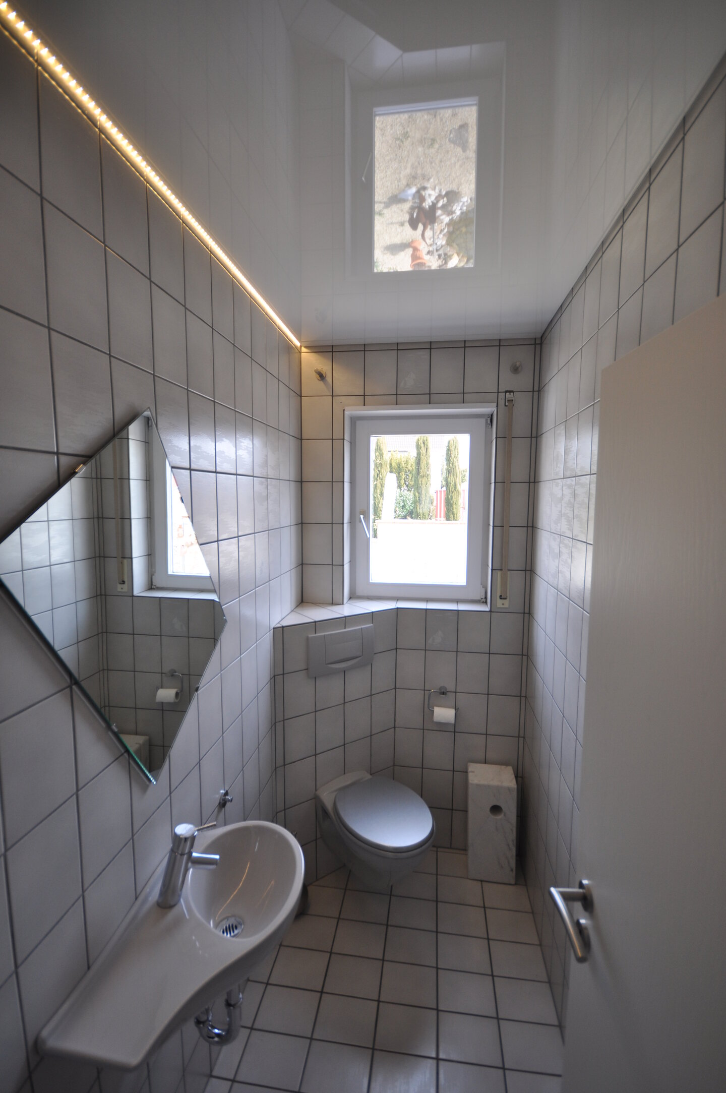 wc_lackspanndecke_weiss_hochglanz_led_ledband Lackspanndecke WC LEDband