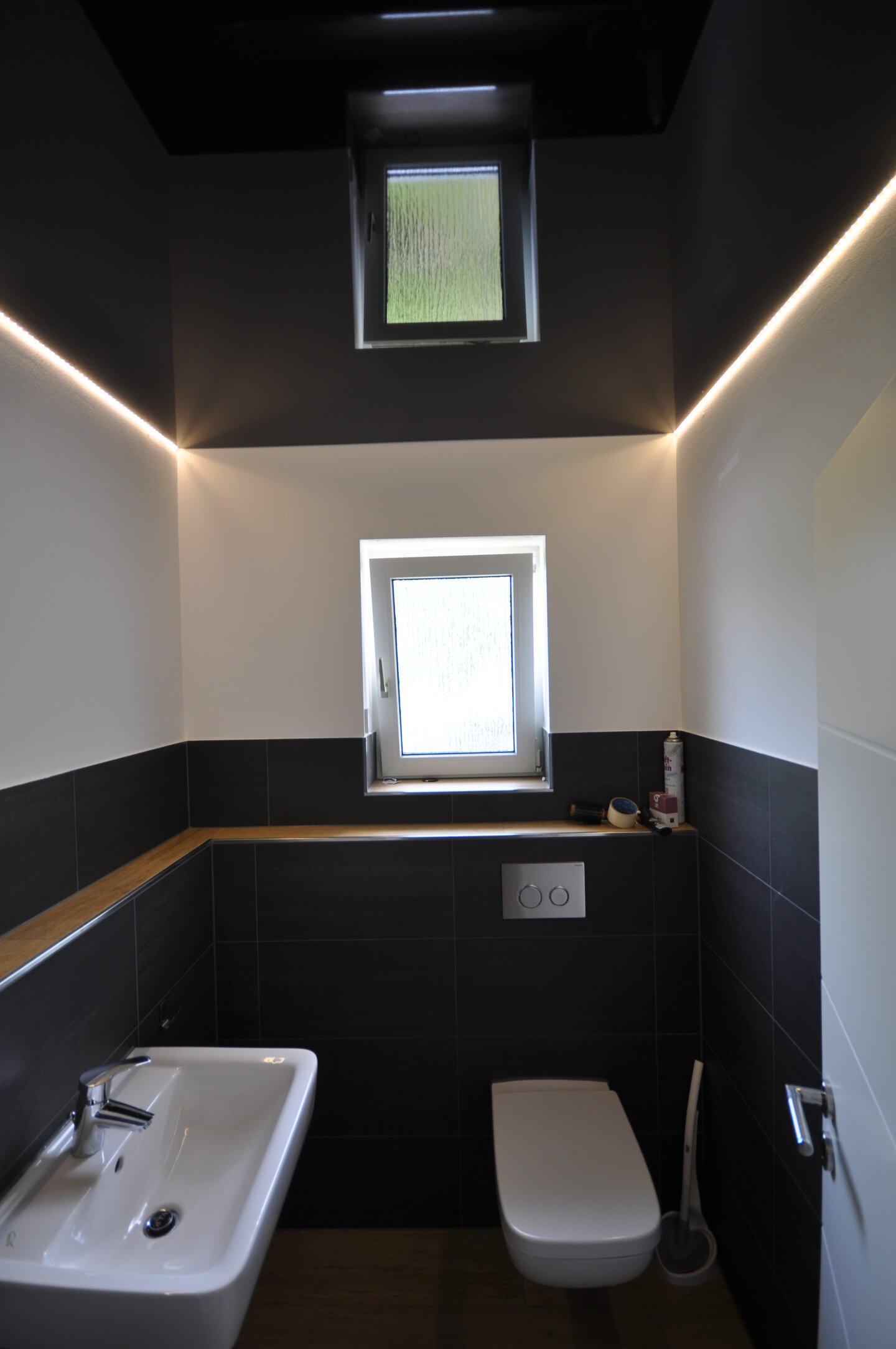 wc_lackspanndecke_schwarz_hochglanz_led_ledband Lackspanndecke WC LEDband