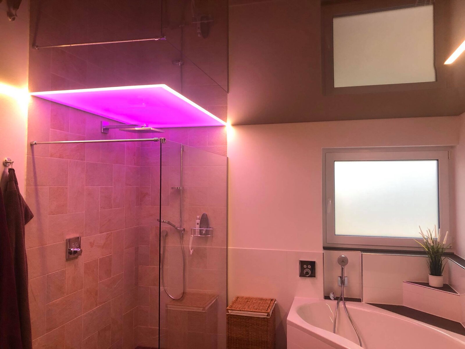 Lichtdecke in der Dusche im Badezimmer LED und RGB