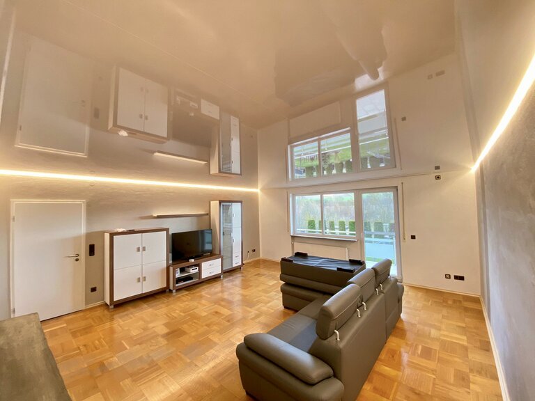 Spanndecke_Wohnzimmer_weiss_Hochglanz_dimmbar_getrennt_LED_Band_Schattenfuge_Randbeleuchtung Spanndecke Wohnzimmer Schattenfuge