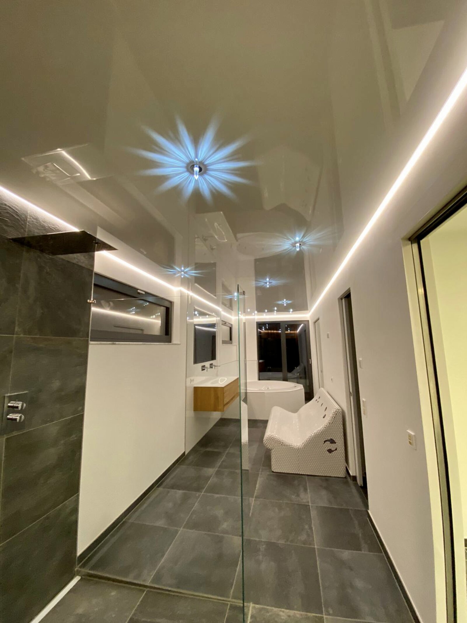 Lackspanndecke_Badezimmer_LED_RGB_Swarovski Spanndecke Lackspanndecke LED Bad Swarovski Band Kristall dimmbar