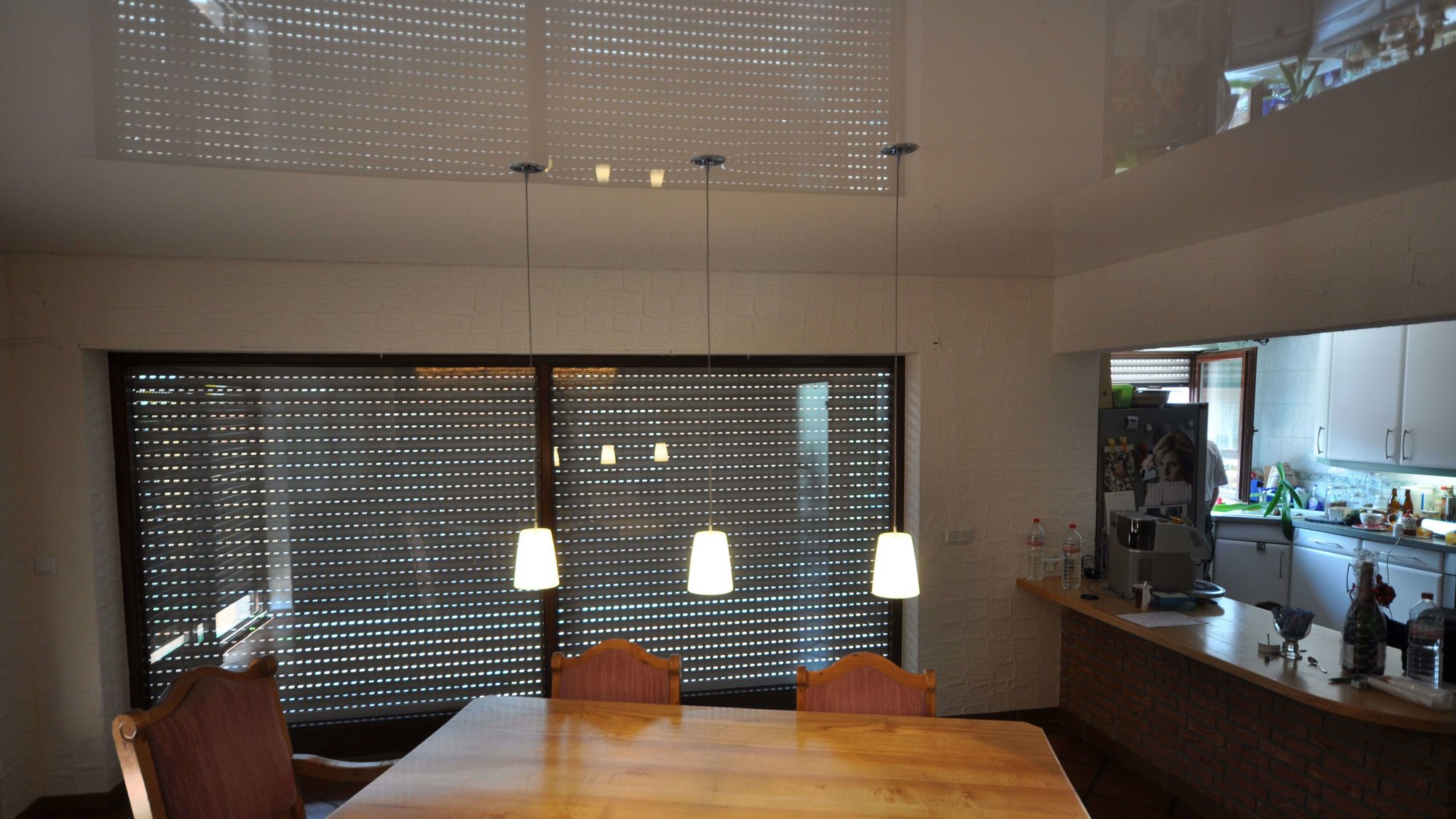 pendelleuchte_steckkontakt_einbaustrahler_led_lackspanndecke_weiss_hochglanz_esszimmer Lackspanndecke Pendelleuchte Steckkontakt Einbaustrahler LED