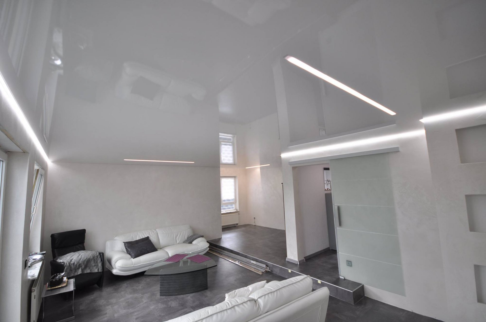 Spanndecke_Wohnzimmer_hochglanz_lichtleisten_LED_schattenfuge Lackspanndecke Wohnzimmer LEDlichtleiste