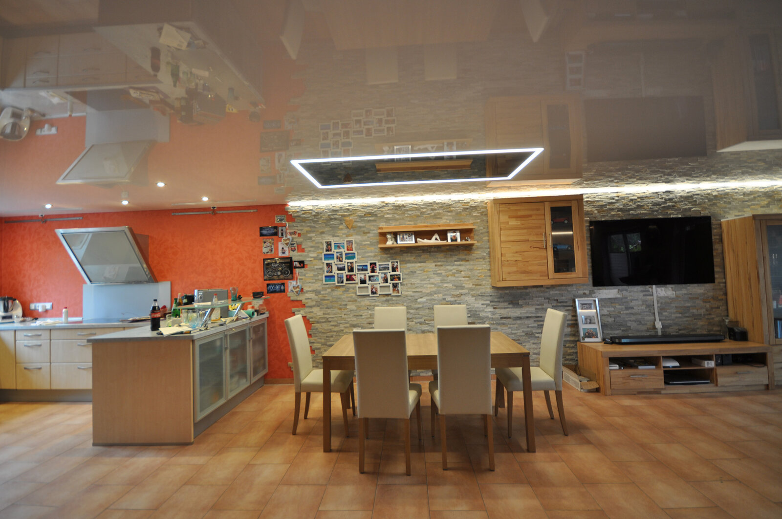 wohnzimmer_spanndecke_weiss_hochglanz_deckenfeld_lackspanndecke_schwarz_hochglanz_led_ledband_rgb_sonderprofil_einbaustrahler_schattenfuge Lackspanndecke Wohnzimmer Deckenfeld