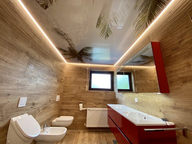Lackspanndecke_Badezimmer_bedruckt_Palmen_Led_Schattenfuge Spanndecke Lichtdecke LED Bad bedruckt dimmbar