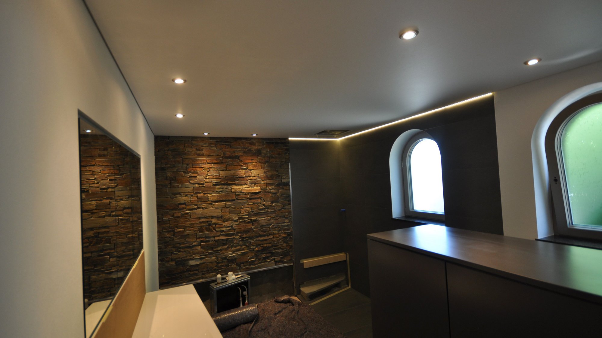 bad_spanndecke_weiss_matt_einbaustrahler_led_ledband Spanndecke Badezimmer Beleuchtung
