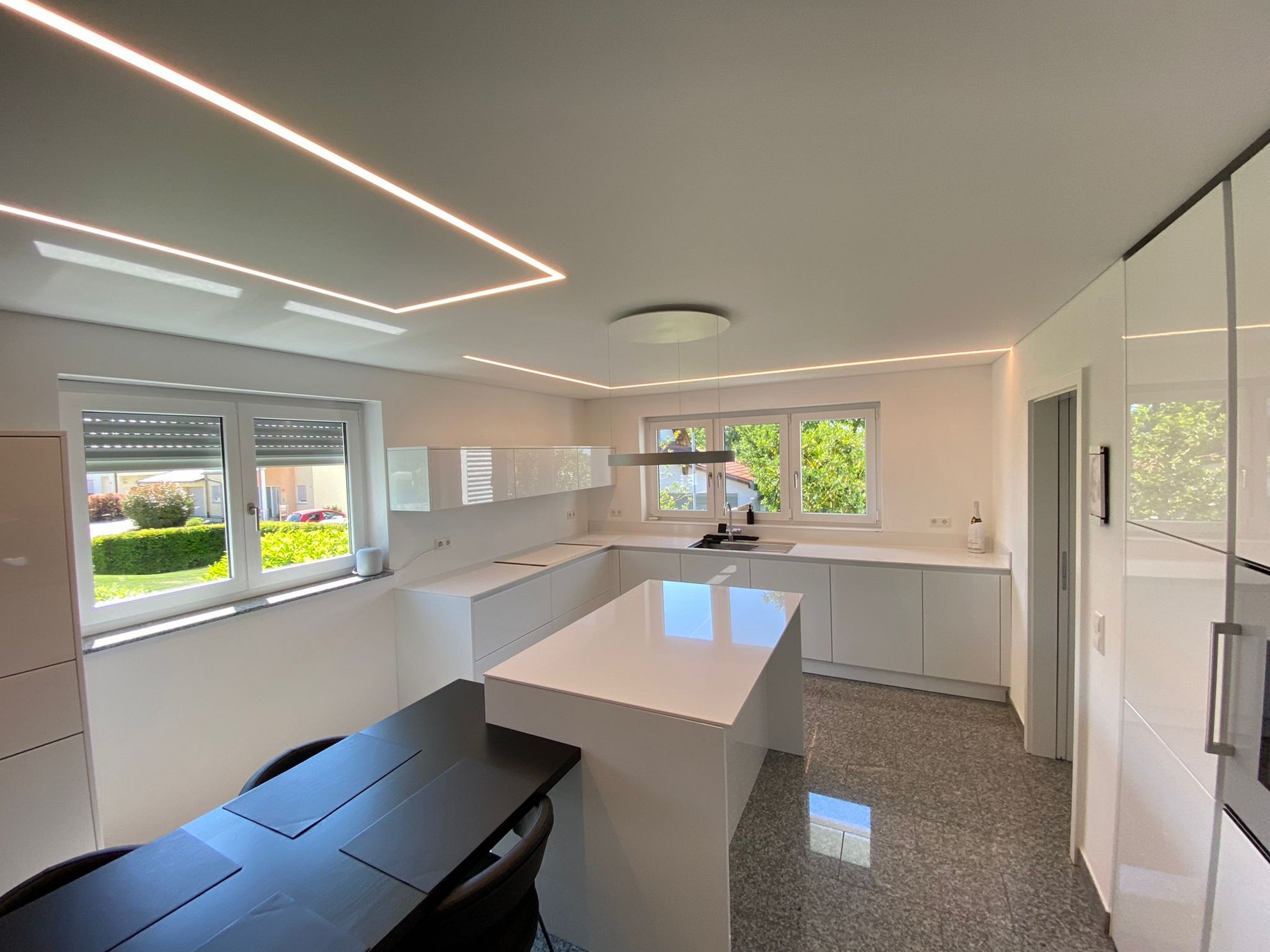 Spanndecke_Kueche_LED_Lichtprofil_Deckenlampe_Deckenfeld_weiss_matt Spanndecke Küche LEDLichtprofil