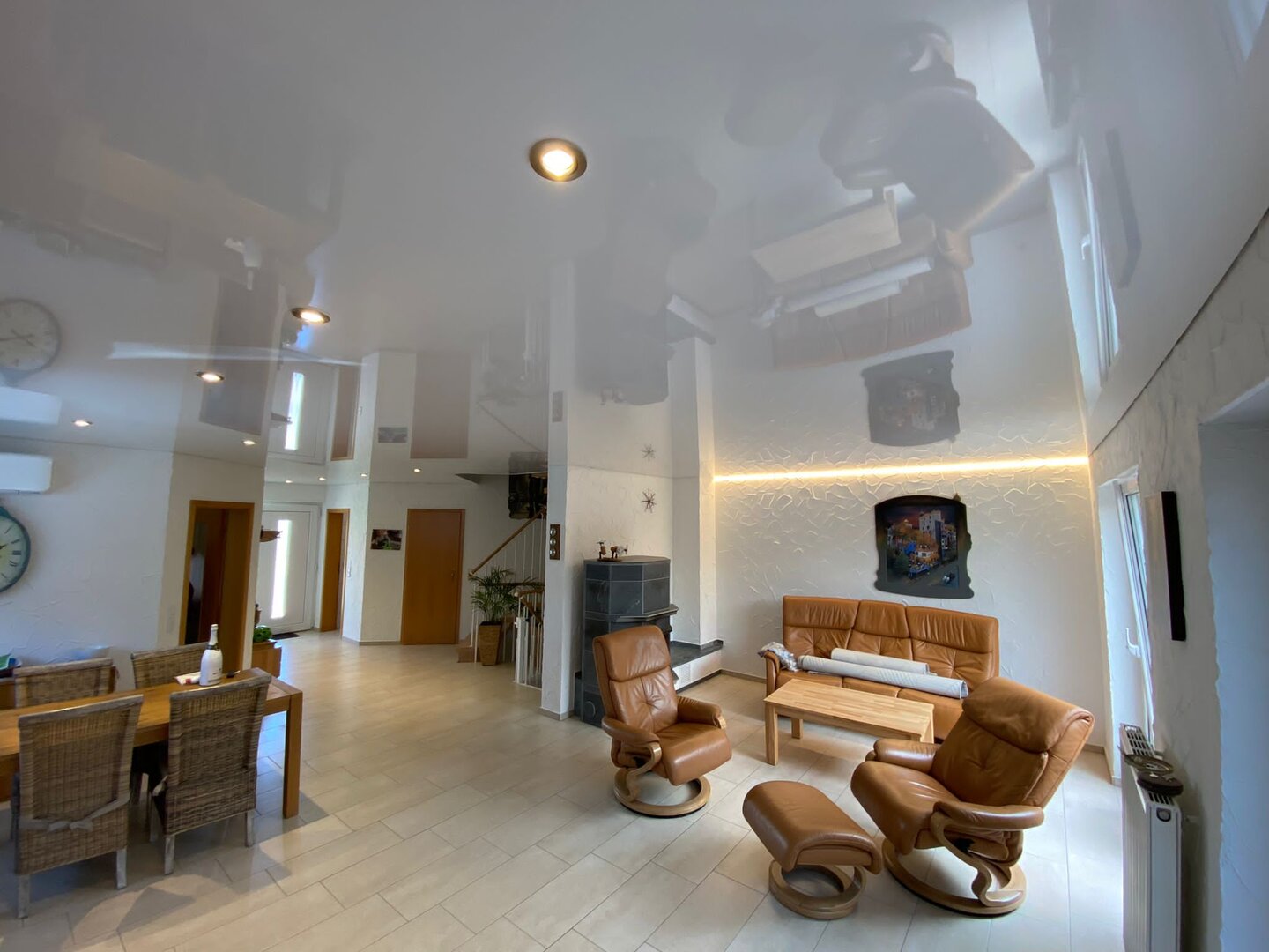 Spanndecke_Wohnzimmer_LED_Band_Schattenfuge_Hochglanz_weiss_Spots_Einbaustrahler_Flur Spanndecke Wohnzimmer Einbaustrahler LED
