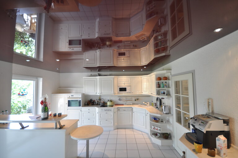 kueche_lackspanndecke_bordeaux_hochglanz_led_einbaustrahler_hochvolt_dimmbar Lackspanndecke Kueche Einbaustrahler Spanndecke LED