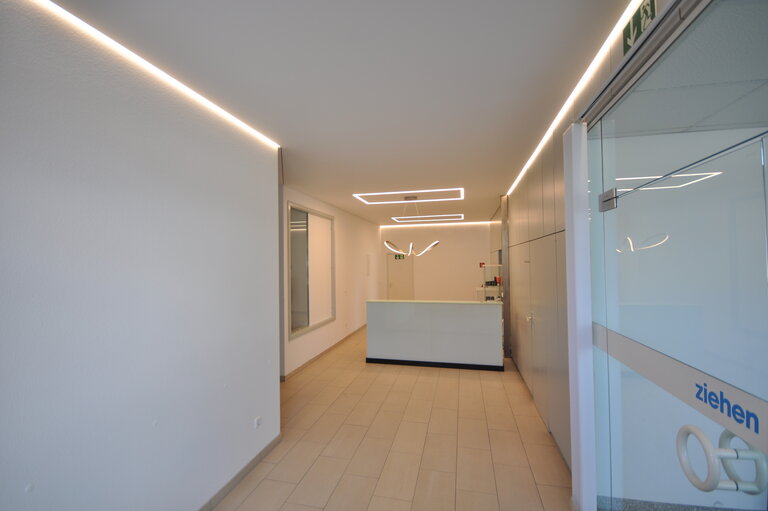 praxis_naturheil_lackspanndecke_spanndecke_weiss_matt_ledband_pendelleuchte_warmweiss_sonderprofil_deckenleuchte_deckenfeld_arbeitsplatzbeleuchtung_wandbild_bedruckt_rgb_5 Spanndecken Naturheilpraxis LEDband RGB