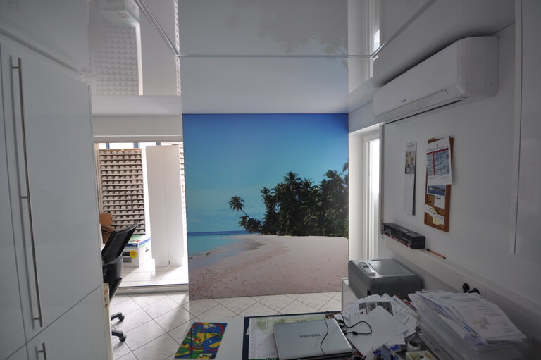 praxis_zahnarzt_lackspanndecke_weiss_hochglanz_led_ledband_pendelleuchte_kaltweiss_deckenleuchte_deckenfeld_arbeitsplatzbeleuchtng_wandbild_bedruckt_spanndecke4 Lackspanndecke Zahnarztpraxis LEDband