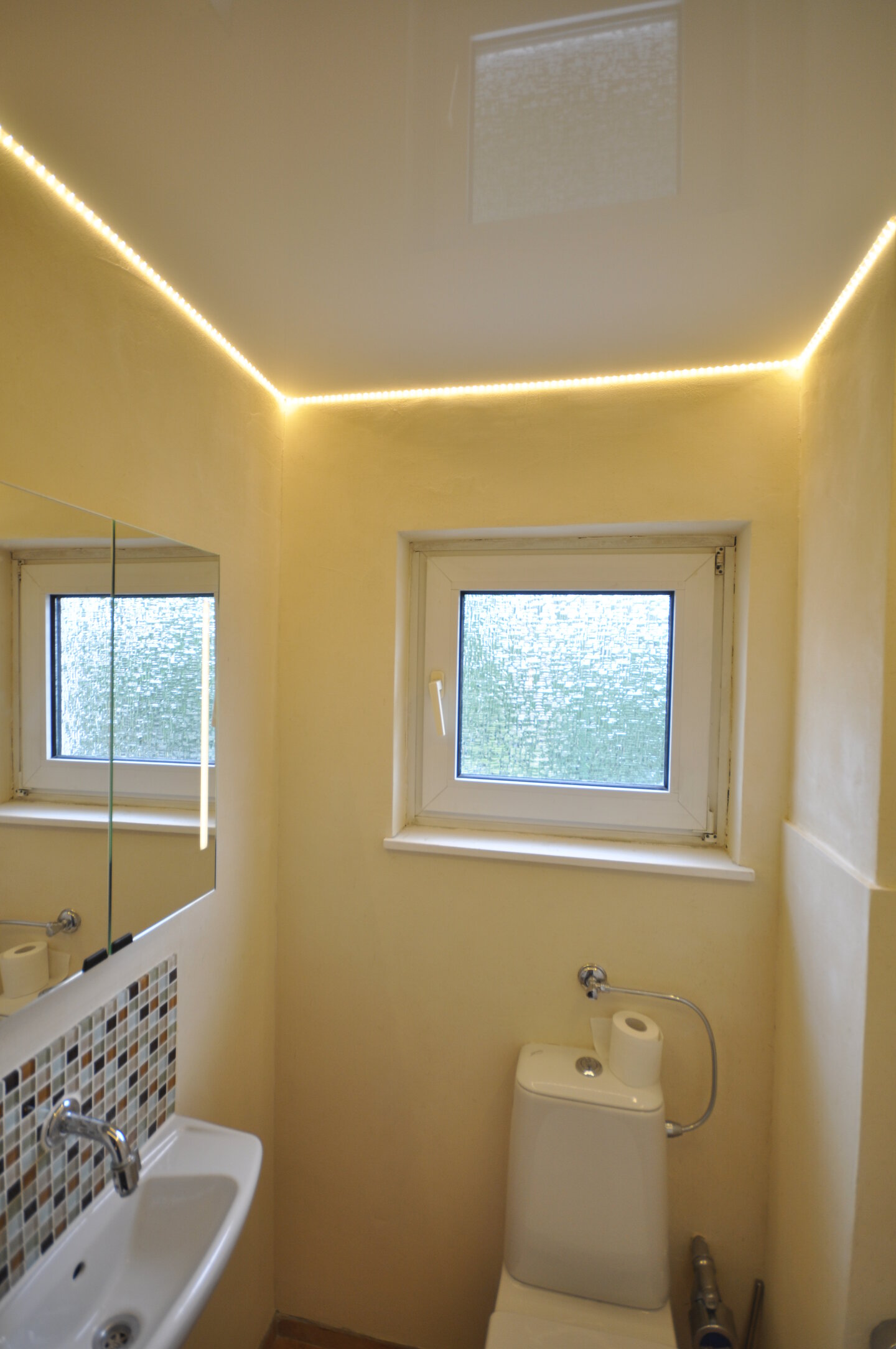 wc_lackspanndecke_weiss_hochglanz_led_ledband_umlaufend Lackspanndecke WC LEDband