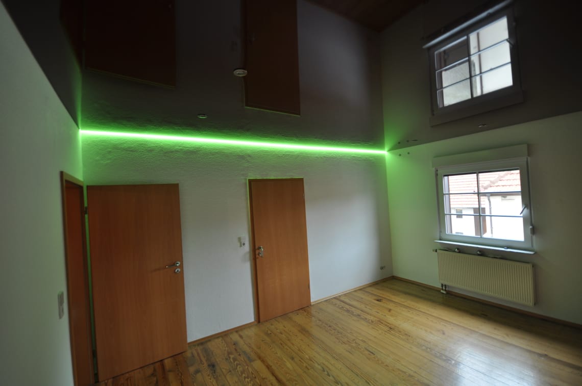 Lackspanndecke im Schlafzimmer in bordeaux Hochglanz, Beleuchtung mit LED-Einbaustrahlern und LED-RGB-Lichtkanal in der Schattenfuge