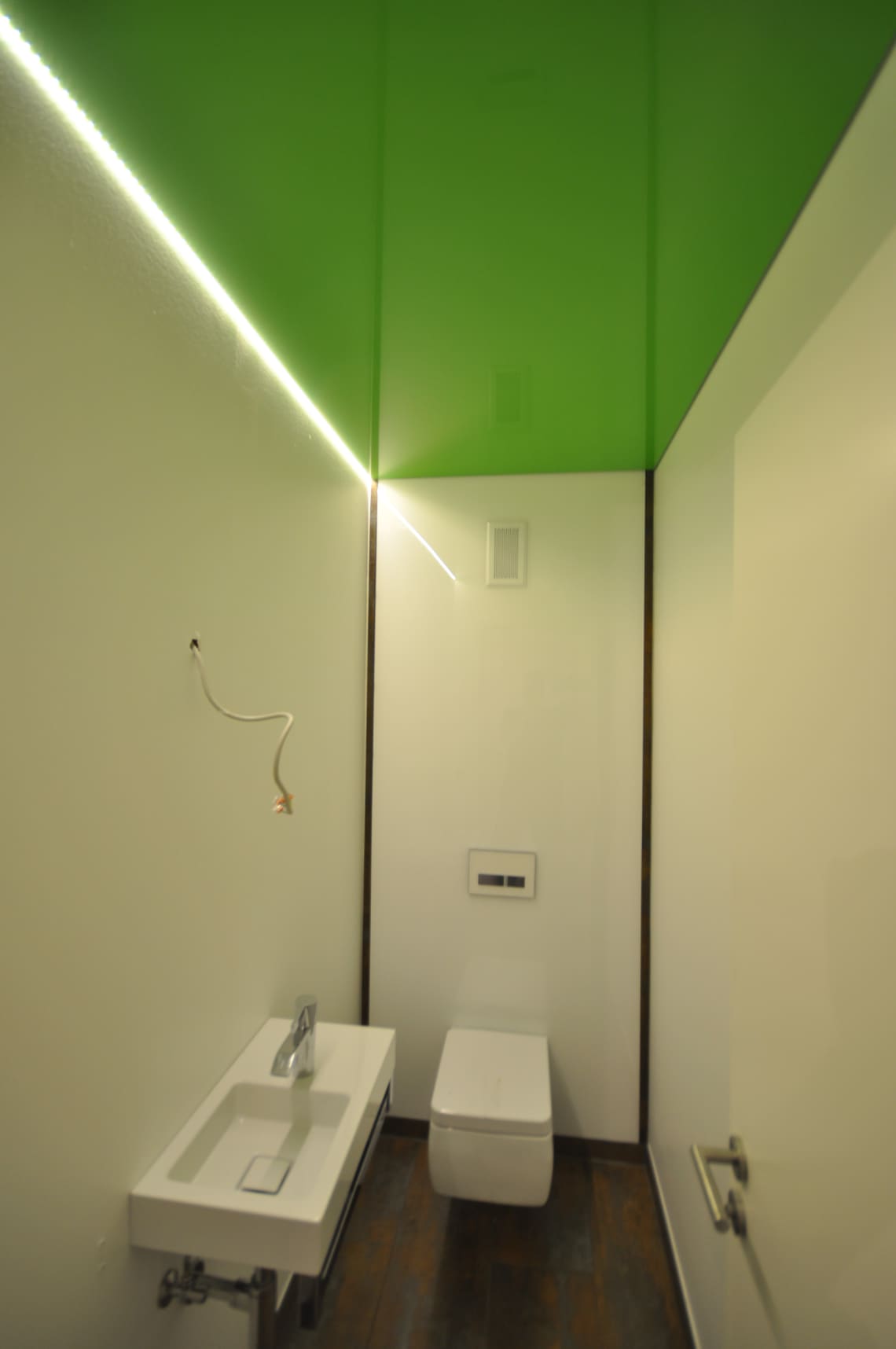 Lackspanndecke im WC in grün Hochglanz mit LED Lichtkanal in der Schattenfuge