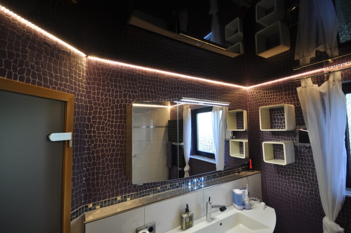 Lackspanndecke im Bad in schwarz Hochglanz mit LED Lichtkanal in der Schattenfuge umlaufend und dimmbar 