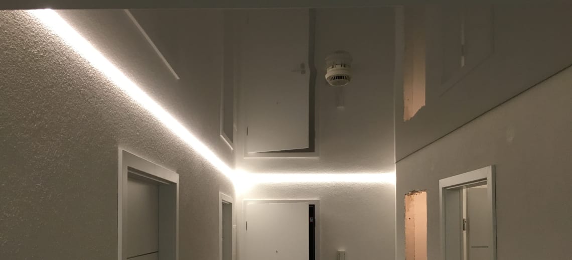 Lackspanndecke weiss Hochglanz mit LED-Lichtkanal in der Schattenfuge