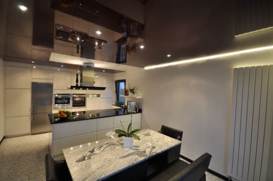 Lackspanndecke in bordeaux und weiß Hochglanz in der Küche mit Deckenfeld über der Kochinsel, Beleuchtung mit LED-Einbaustrahlern und LED-Lichtkanal in der Schattenfuge dimmbar 