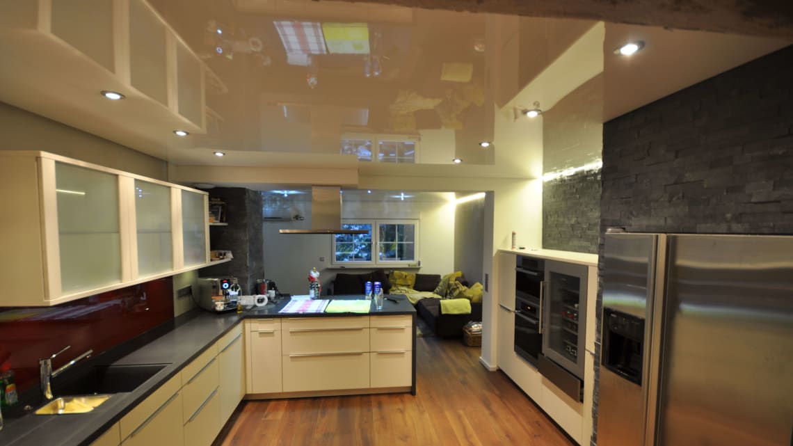 Lackspanndecke in der Küche in weiss Hochglanz, Beleuchtung mit LED-Einbaustrahlern und LED Lichtkanal in der Schattenfuge