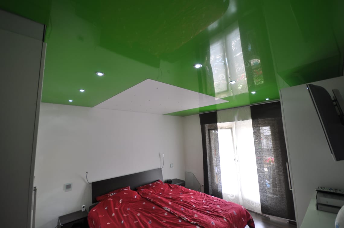 Lackspannecke in grün Hochglanz mit Deckenfeld in weiss Hochglanz über dem Bett, Beleuchtung mit LED-Einbaustrahlern und Swarovski-Sternhimmel über dem Bett