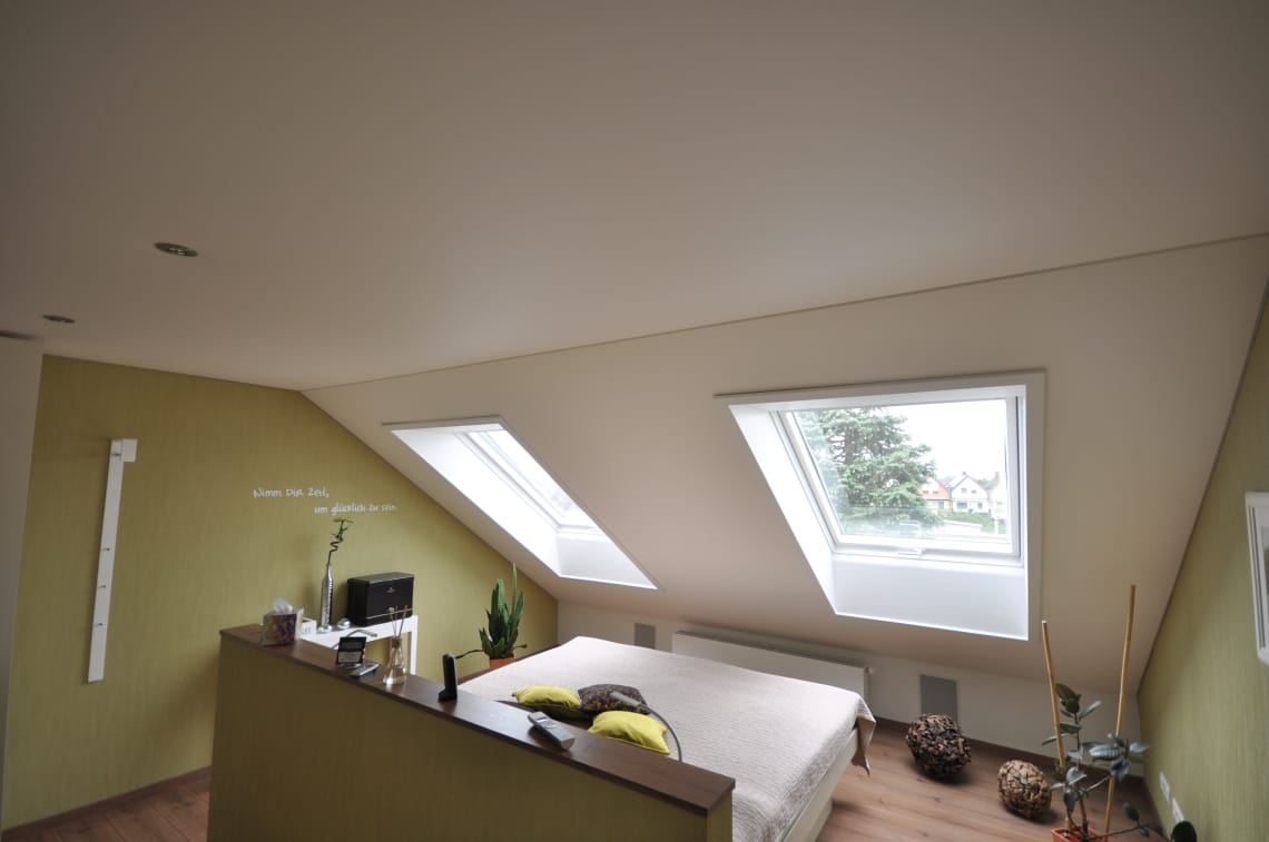 Spanndecke in weiß matt im Schlafzimmer mit Dachschräge, Beleuchtung mit LED-Einbaustrahlern