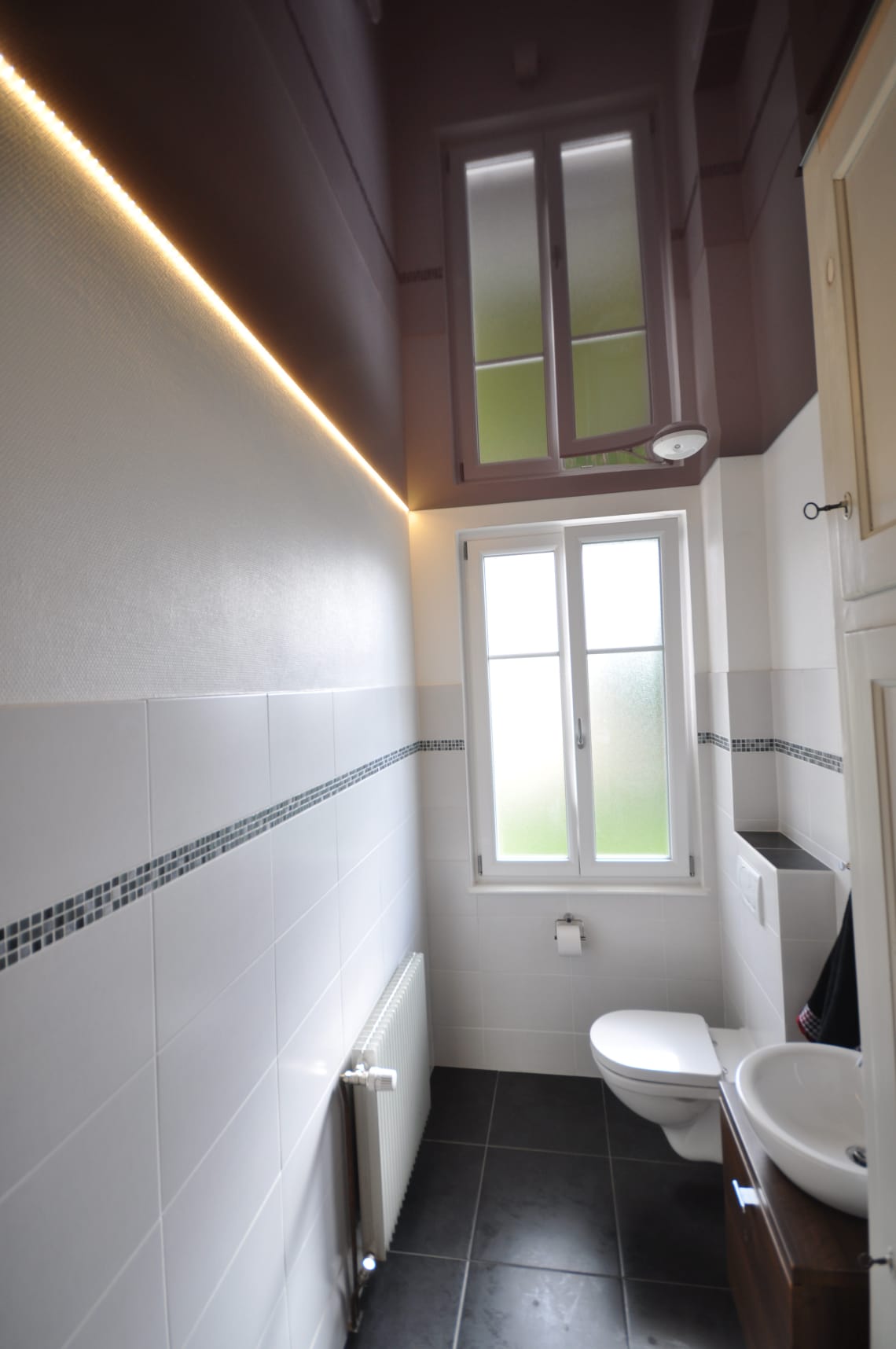 Lackspanndecke im WC in bordeaux Hochglanz mit LED Lichtkanal in der Schattenfuge