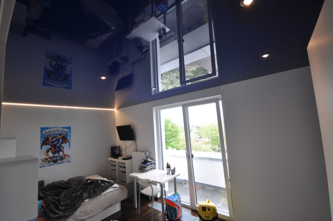 Lackspanndecke im Kinderzimmer in dunkelblau Hochglanz mit LED-Einbaustrahlern und LED-Lichtkanal in der Schattenfuge dimmbar