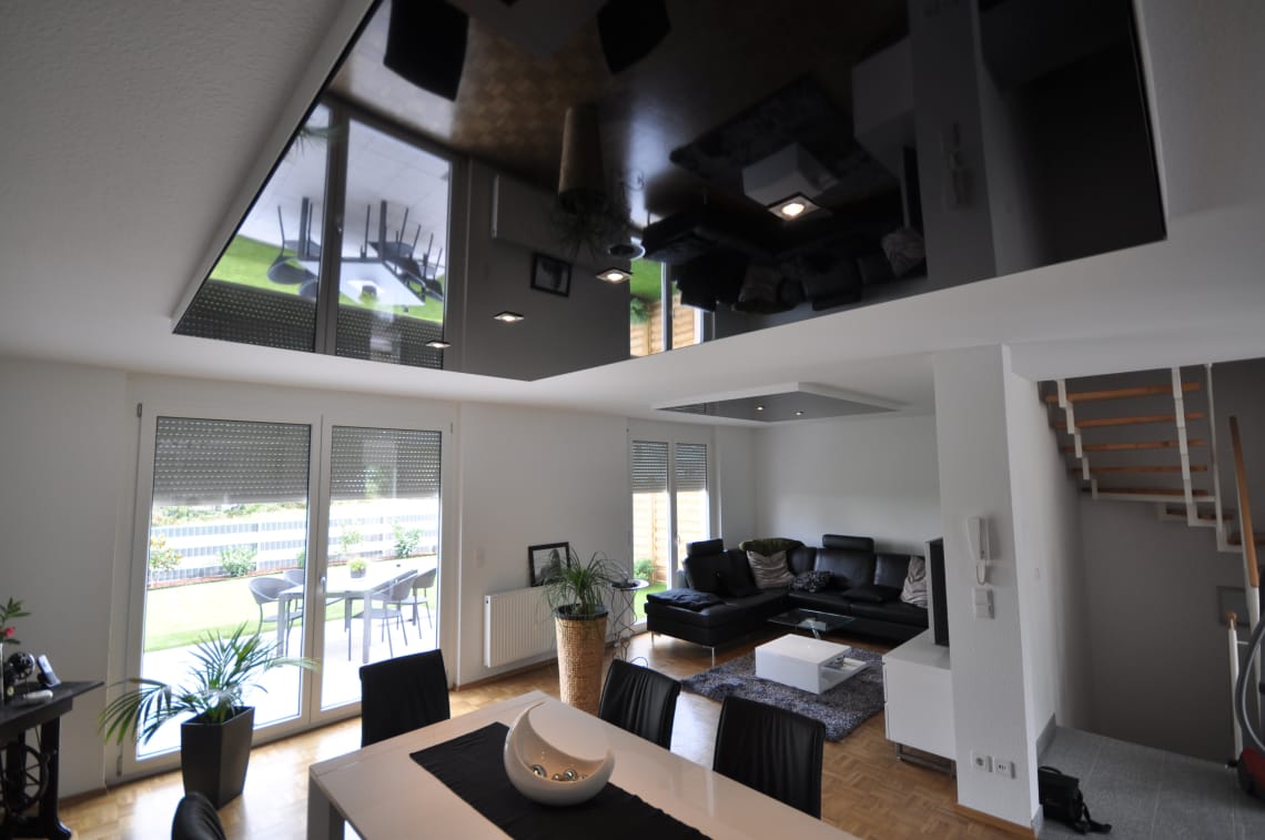 Lackspanndecke als Deckenfeld im Wohnzimmer in schwarz Hochglanz, Beleuchtung mit LED-Einbaustrahlern 