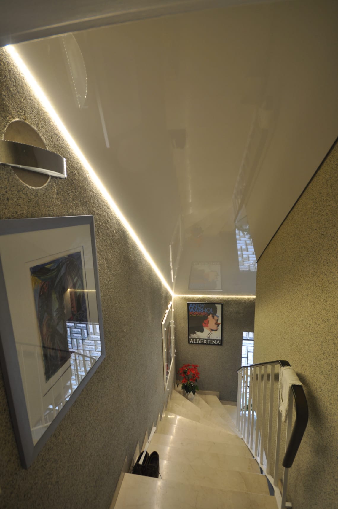 Lackspanndecke im Treppenaufgang in weiss Hochglanz mit LED-Lichtkanal in der Schattenfuge